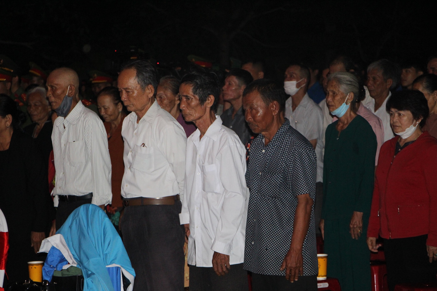 Các đại biểu thực hiện nghi thức chào cờ tưởng nhớ các anh hùng liệt sĩ đã hy sinh vì sự nghiệp đấu tranh giải phóng dân tộc, xây dựng và bảo vệ Tổ quốc. Ảnh: Thái Lâm