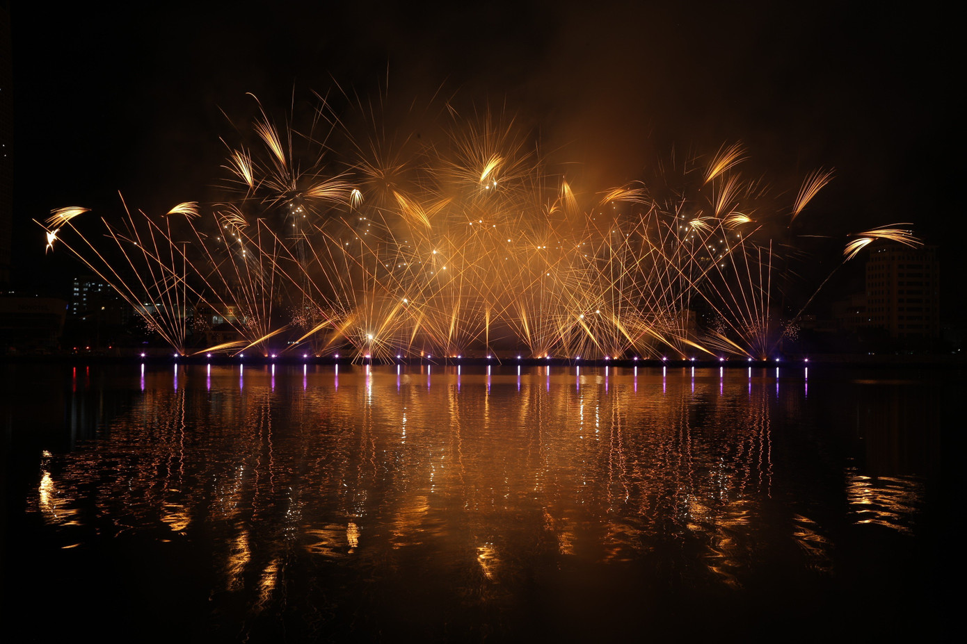 Sử dụng nhạc dance sôi động, đội Australia đã có màn “giương buồm” ra sông Hàn góp phần tạo nên một mùa lễ hội pháo hoa đặc biệt nhất từ trước đến nay.