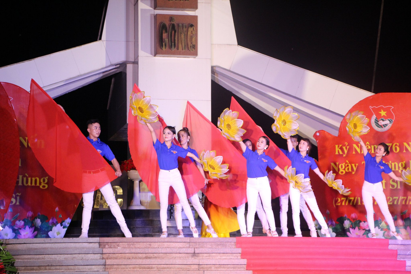 Các tiết mục văn nghệ hào hùng, hoành tráng mở đầu cho chương trình tối 26/7.
