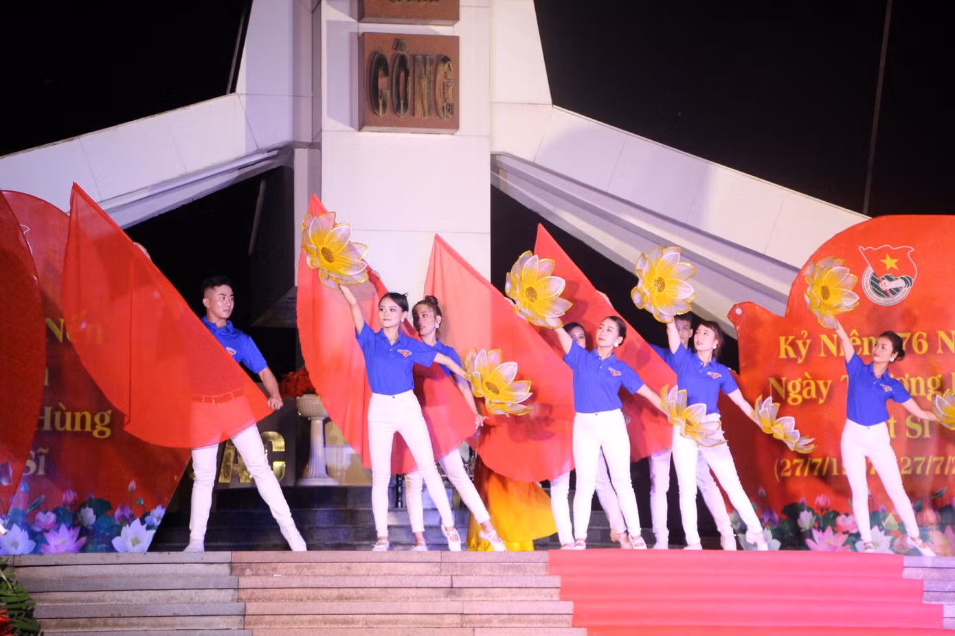 Các tiết mục văn nghệ hào hùng, hoành tráng mở đầu cho chương trình tối 26/7.