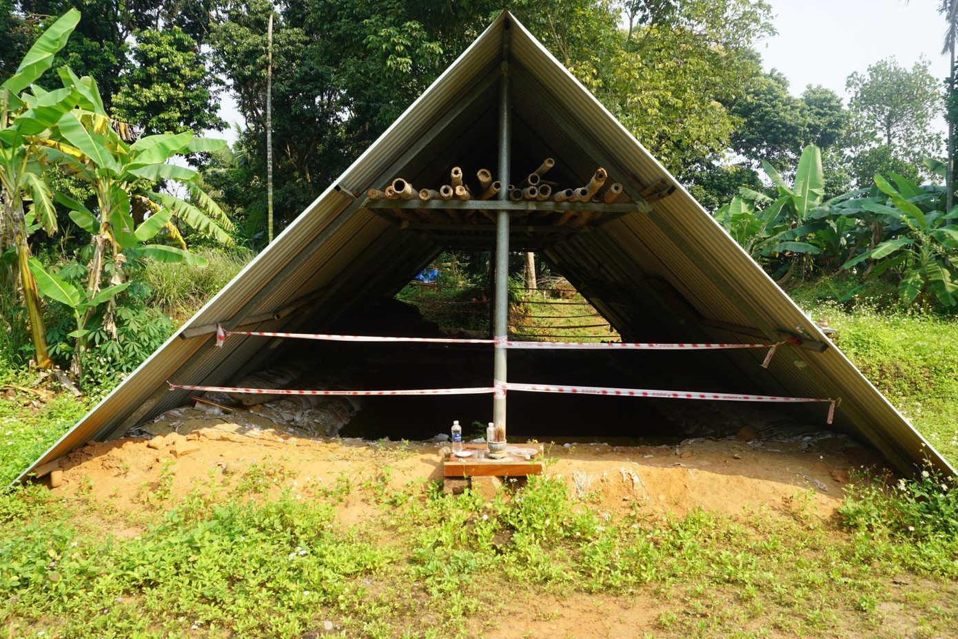 Hơn 10 năm qua, các hạng mục vẫn "đứng bánh" như thời điểm hoàn thành khai quật. Chỉ riêng miệng của "hố thiêng" được lợp tôn để che nắng mưa.