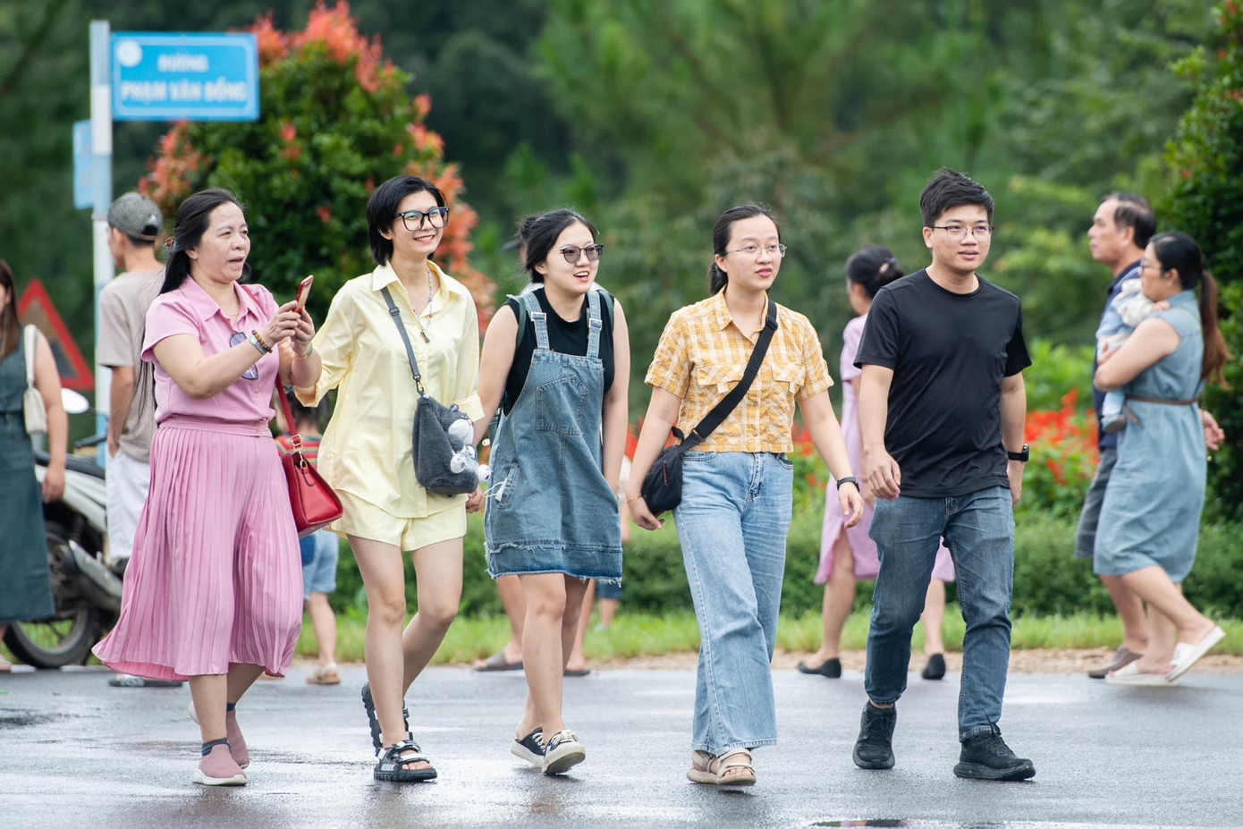 Thời tiết mát mẻ, du khách thong thả dạo phố sau mưa. Thời tiết mát mẻ, du khách thong thả dạo phố sau mưa.