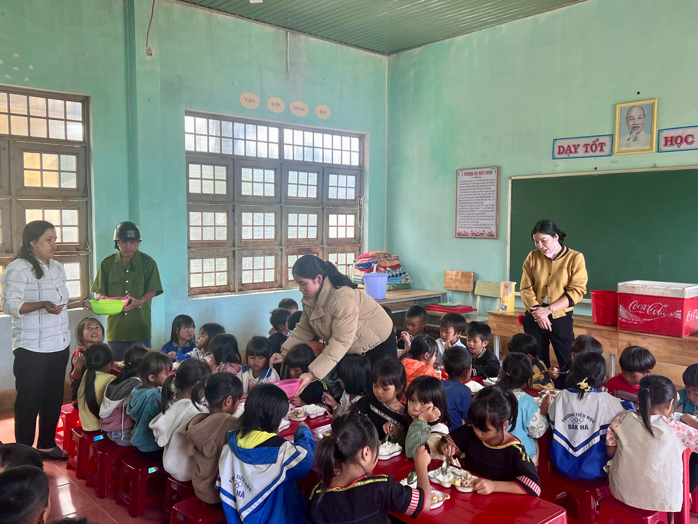 Nhiều giáo viên xin nghỉ việc vì vất vả, áp lực nhưng lương và chế độ thấp Nhiều giáo viên xin nghỉ việc vì vất vả, áp lực nhưng lương và chế độ thấp