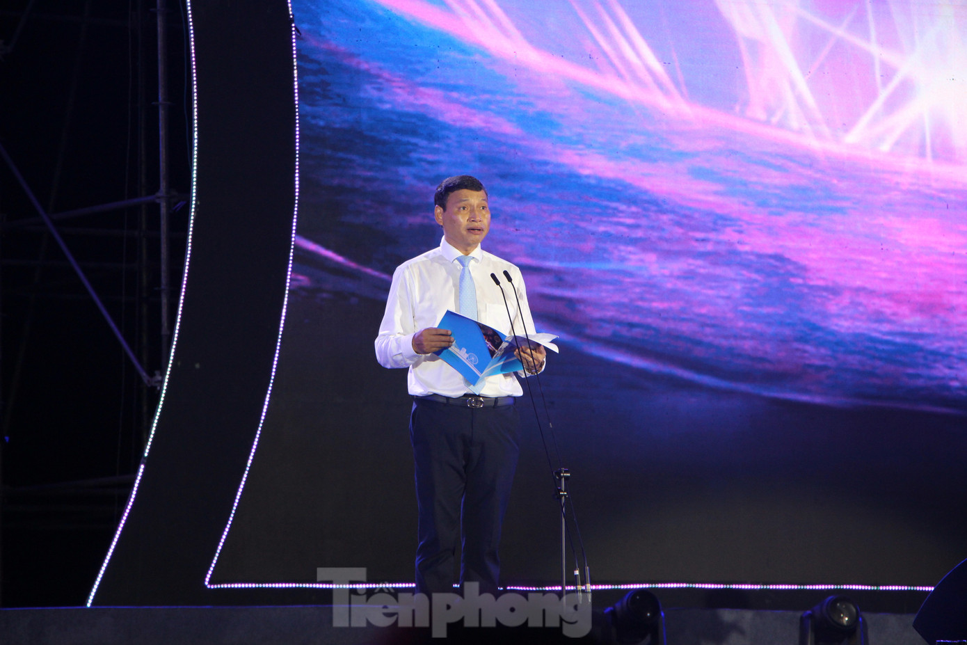 Ông Hồ Kỳ Minh - Phó Chủ tịch Thường trực UBND TP Đà Nẵng - phát biểu khai mạc lễ hội tận hưởng mùa hè. (Ảnh: Thái Lâm).