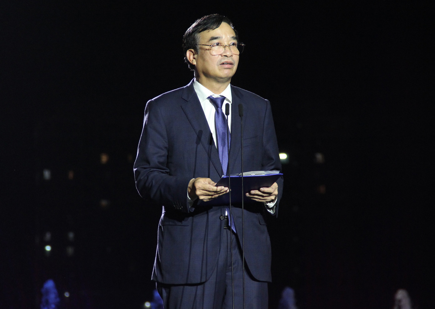 Phát biểu mở màn đêm chung kết, ông Lê Trung Chinh, Chủ tịch UBND TP Đà Nẵng hy vọng, qua 4 đêm trình diễn, nghệ thuật pháo hoa với sự thăng hoa, hòa quyện của ánh sáng, màu sắc và âm nhạc tạo nên những cung bậc cảm xúc, những trải nghiệm khó quên cho người dân, bạn bè và du khách tại thành phố biển Đà Nẵng xinh đẹp. Phát biểu mở màn đêm chung kết, ông Lê Trung Chinh, Chủ tịch UBND TP Đà Nẵng hy vọng, qua 4 đêm trình diễn, nghệ thuật pháo hoa với sự thăng hoa, hòa quyện của ánh sáng, màu sắc và âm nhạc tạo nên những cung bậc cảm xúc, những trải nghiệm khó quên cho người dân, bạn bè và du khách tại thành phố biển Đà Nẵng xinh đẹp.