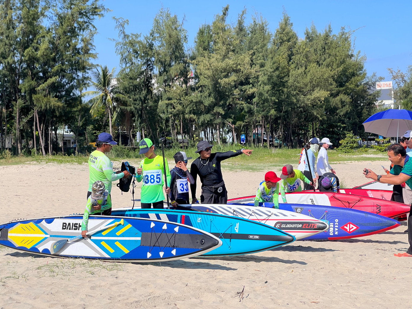 Sáng 19/8, tại bờ biển Nguyễn Tất Thành, quận Thanh Khê, Liên đoàn Đua thuyền Việt Nam phối hợp với Sở Văn hóa và Thể thao Đà Nẵng khai mạc Giải đua thuyền Sailing vô địch trẻ quốc gia và giải Sup vô địch các tay chèo xuất sắc 2023. Ảnh: Thái Lâm.