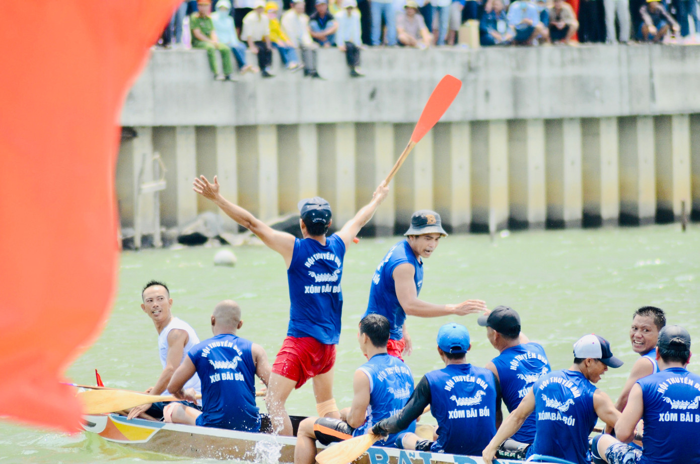 Đội xóm Bãi Bồi (xã Duy Vinh, huyện Duy Xuyên, tỉnh Quảng Nam) ăn mừng chiến thắng cùng các cổ động viên của đội mình. Ảnh: Thái Lâm.