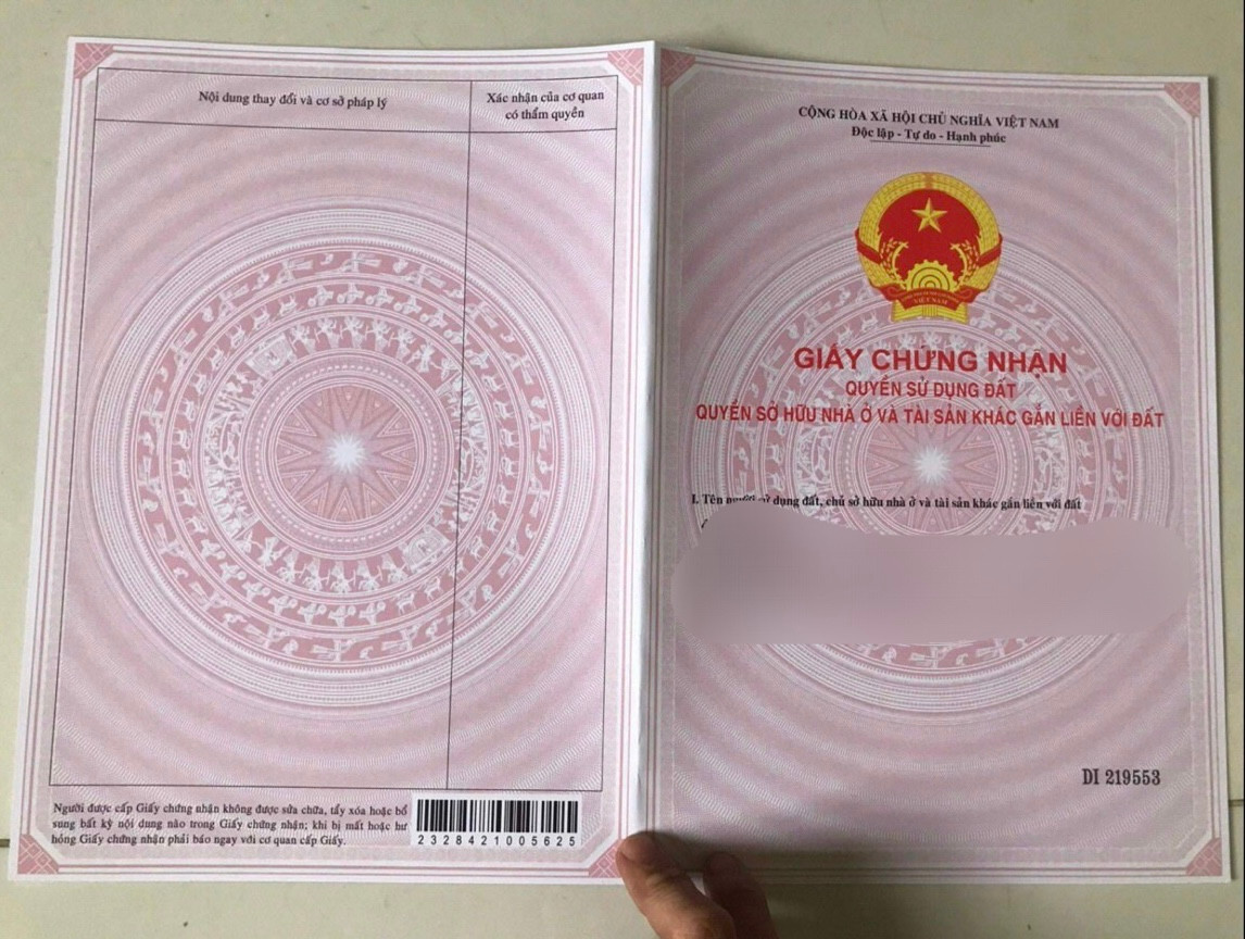 Sổ đỏ được Hải dùng photoshop để làm giả. Ảnh: CA