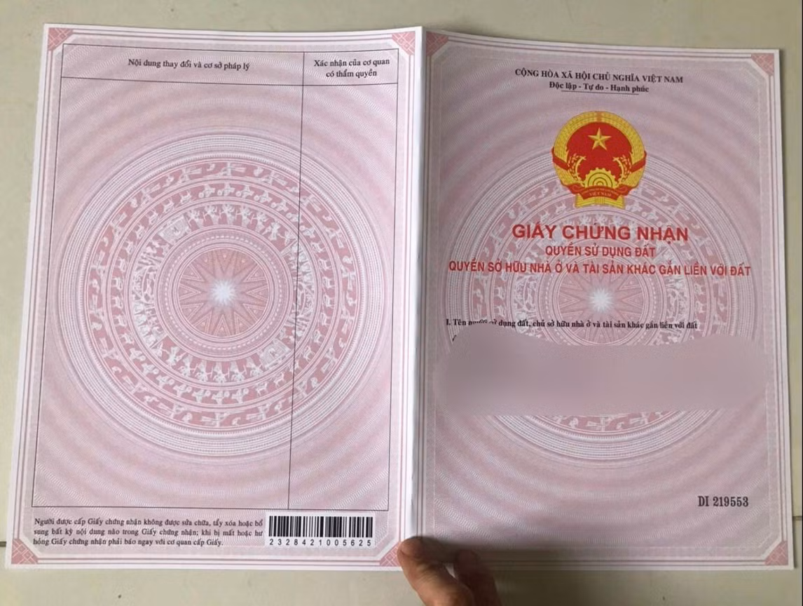 Sổ đỏ được Hải dùng photoshop để làm giả. Ảnh: CA