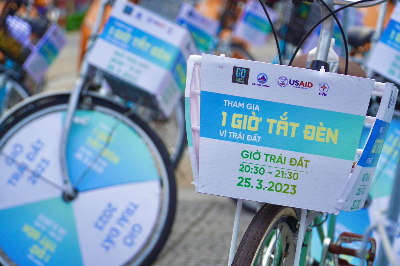 Cùng ngày, tại các tuyến đường trung tâm thành phố Đà Nẵng đã diễn ra các hoạt động như diễu hành bằng xe lưu động, xe đạp, xe máy điện với sự tham dự trực tiếp của hơn 100 xe đạp, 1 xe lưu động và 20 xe máy điện. Ảnh: Thái Lâm