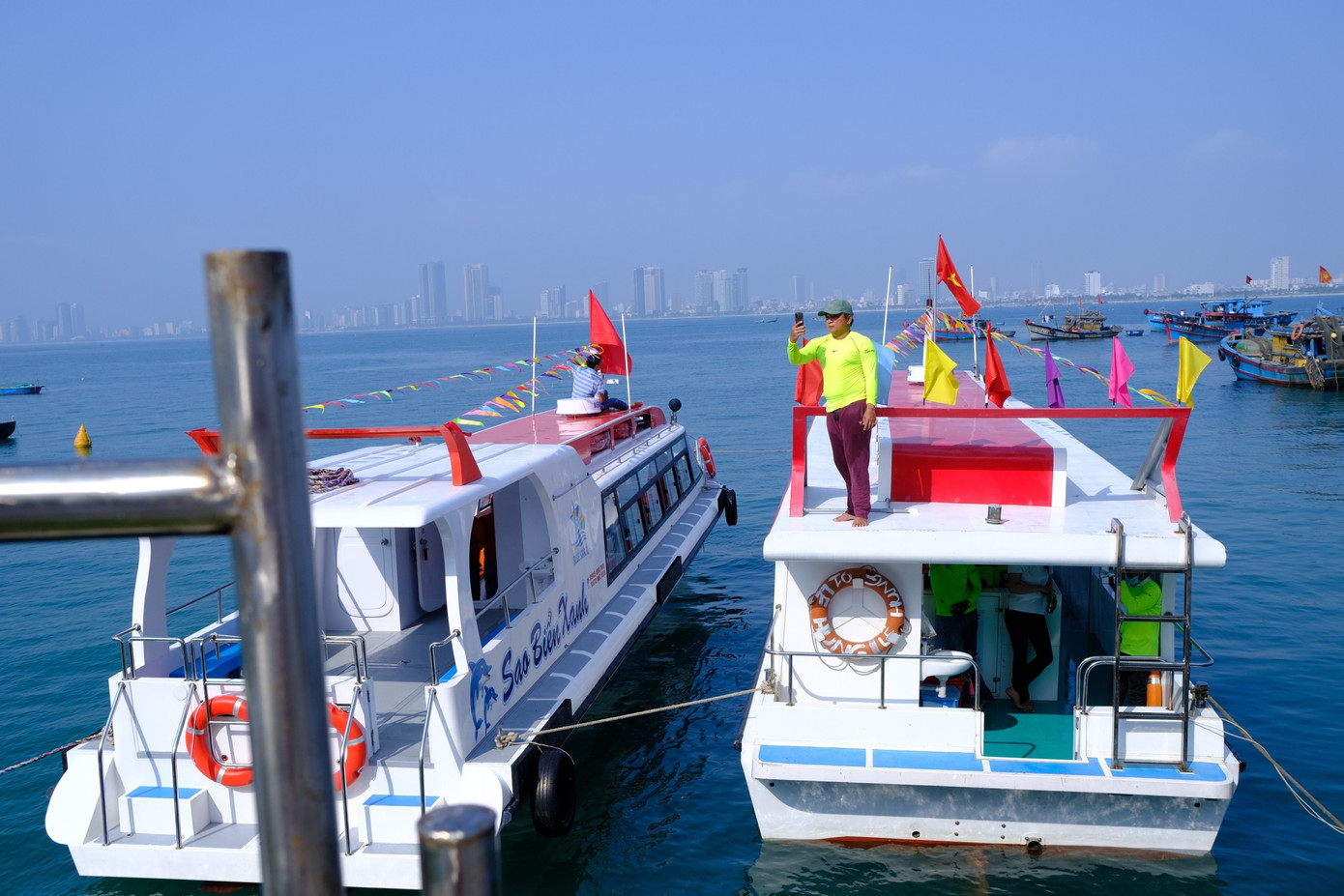 Hai du thuyền được trang bị đầy đủ vật dụng, phương tiện cứu hộ sẵn sàng đón khách du lịch.