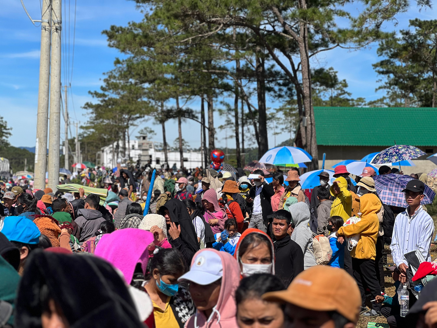 Các giáo dân tin rằng Đức Mẹ Măng Đen sẽ che chở, ban nhiều an lành.