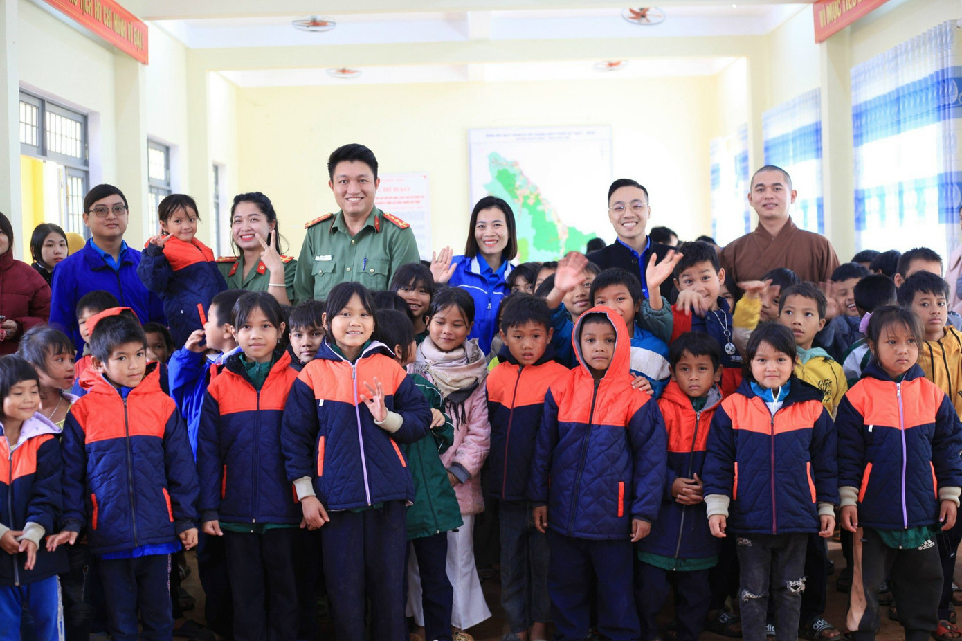 Tại chương trình, BTC đã trao 200 áo ấm cho các em học sinh khó khăn tại xã Măng Cành (huyện Kon Plông).