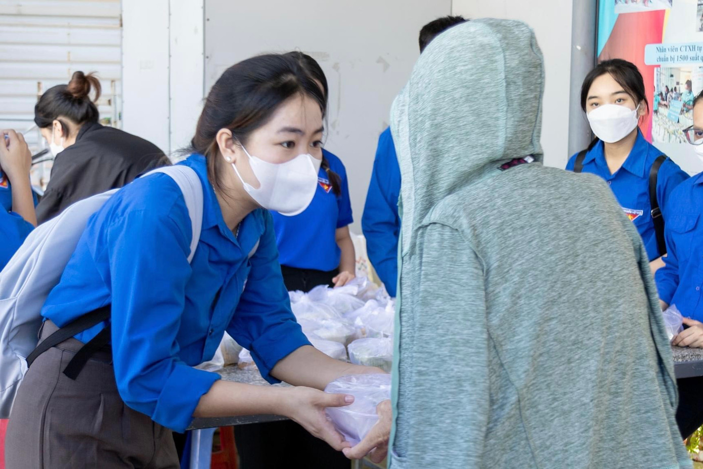 Trong đó hoạt động nấu và phát 250 suất mỳ Quảng cho các bệnh nhân tại Bệnh viện Phụ Sản - Nhi TP Đà Nẵng thu hút hàng trăm đoàn viên thanh niên tham gia.