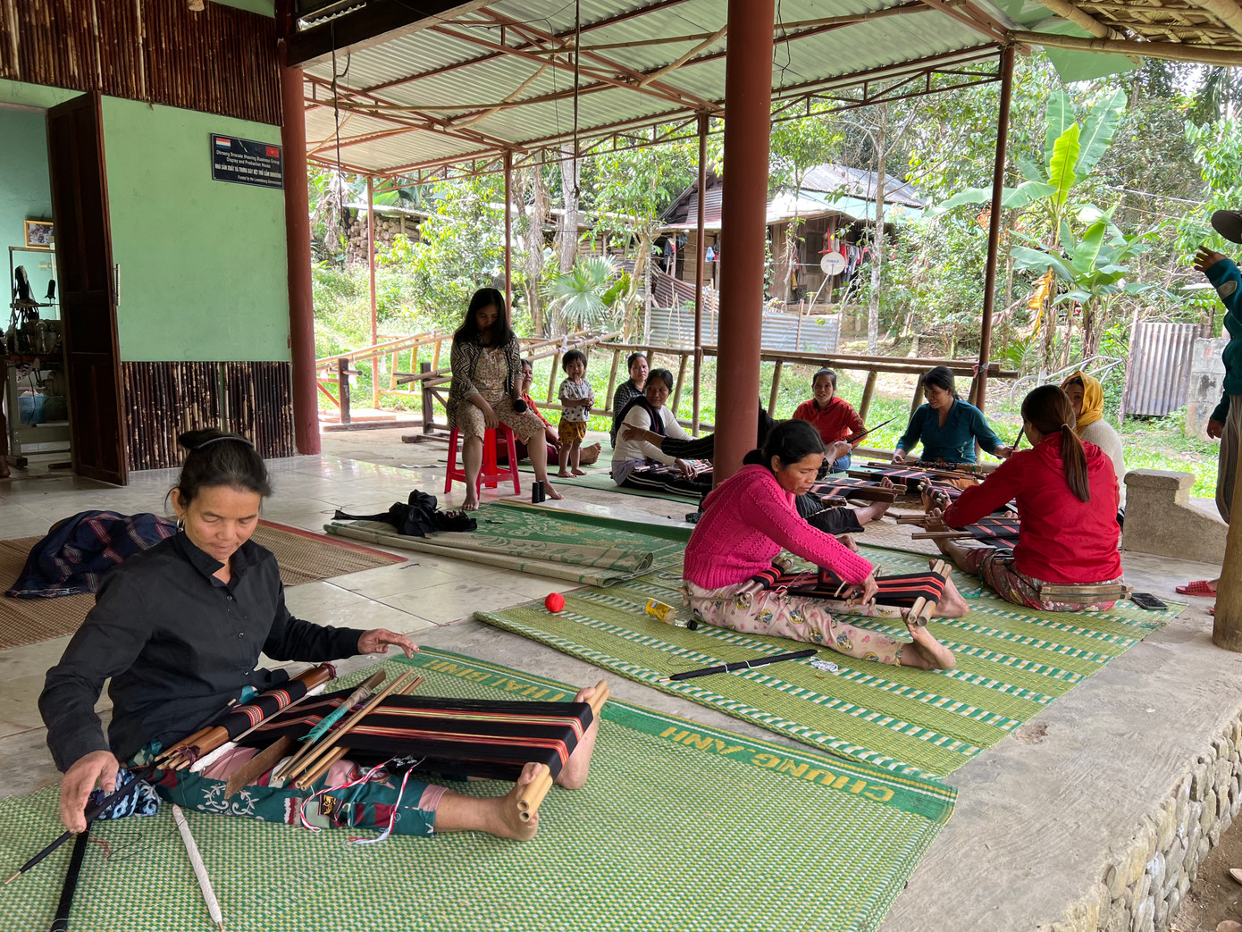 Hiện Tổ hợp tác dệt thổ cẩm thôn Đhrôồng có 35 thành viên. Hàng ngày, những phụ nữ Cơ Tu ở đây miệt mài bên khung cửi từ 7h đến 16h30 để giữ nghề dệt thổ cẩm truyền thống của mình. Từ đôi bàn tay khéo léo, họ đã dệt nên những tấm thổ cẩm đặc sắc. Ảnh: Thái Lâm.