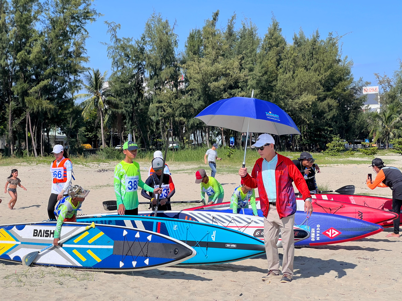 Theo anh Trần Hữu Nhật Nam, vận động viên trẻ Đà Nẵng, đây là lần đầu tiên tham gia giải trên biển và rất ấn tượng với cảnh quan ở đây. Bãi biển Nguyễn Tất Thành có bãi cát rộng thuận lợi cho việc di chuyển và thi đấu bộ môn sailing và chèo sup.