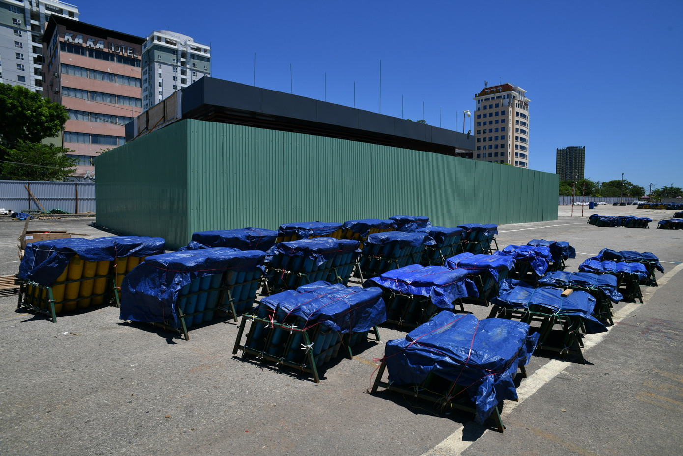 Với chủ đề Light up with love (Thắp sáng tình yêu), màn trình diễn pháo hoa của đội Pháp hứa hẹn gay cấn, giàu nhịp điệu và cảm xúc yêu thương nhưng vẫn vui tươi và đậm kịch tính. Sự xen lẫn giữa thực tại và quá khứ trong màn trình diễn sẽ thể hiện được không chỉ nét chạm của Pháp mà còn cả của Việt Nam.