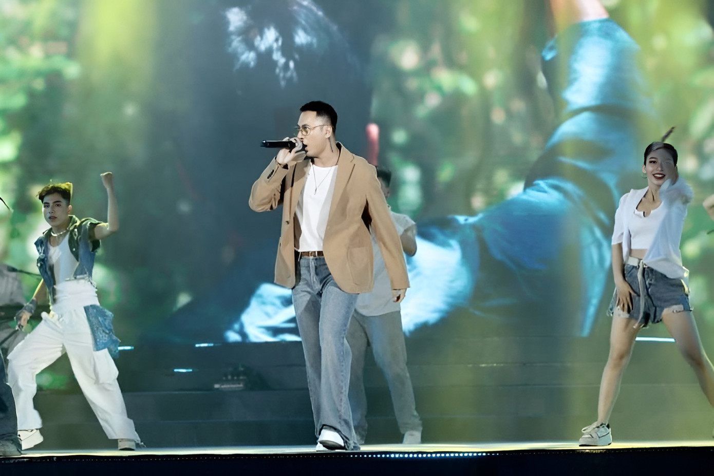 Ca sĩ Only C mở đầu cho đêm nhạc hội với ca khúc "Tuyệt vời Đà Nẵng".