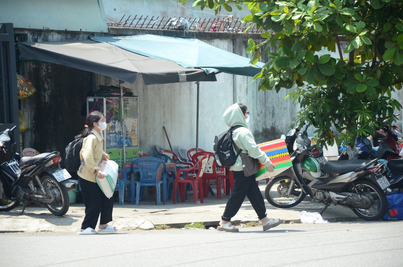 Nhiều sinh viên mang quà quê về lại thành phố để học tập.