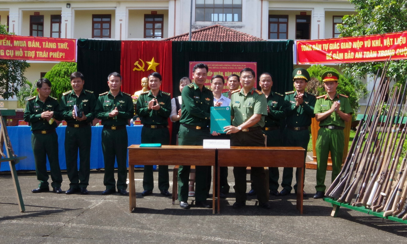 Bộ đội Biên phòng tỉnh Kon Tum bàn giao vũ khí cho Công an huyện Ia H'Drai Bộ đội Biên phòng tỉnh Kon Tum bàn giao vũ khí cho Công an huyện Ia H'Drai