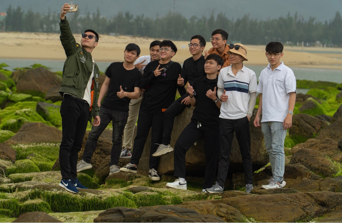 Tranh thủ trời mát mẻ, nhóm bạn trẻ này di chuyển hơn 20km để check in, chụp hình lưu niệm bãi đá rêu. Bạn Nguyễn Thanh Sơn, sinh viên năm 2 ĐH Đà Nẵng cho biết, ngày trước chỉ thấy bãi rêu trên mạng xã hội. "Đây lần đầu tiên mình được đến tận nơi, ngắm bãi rêu tuyệt đẹp thế này cùng bạn bè."