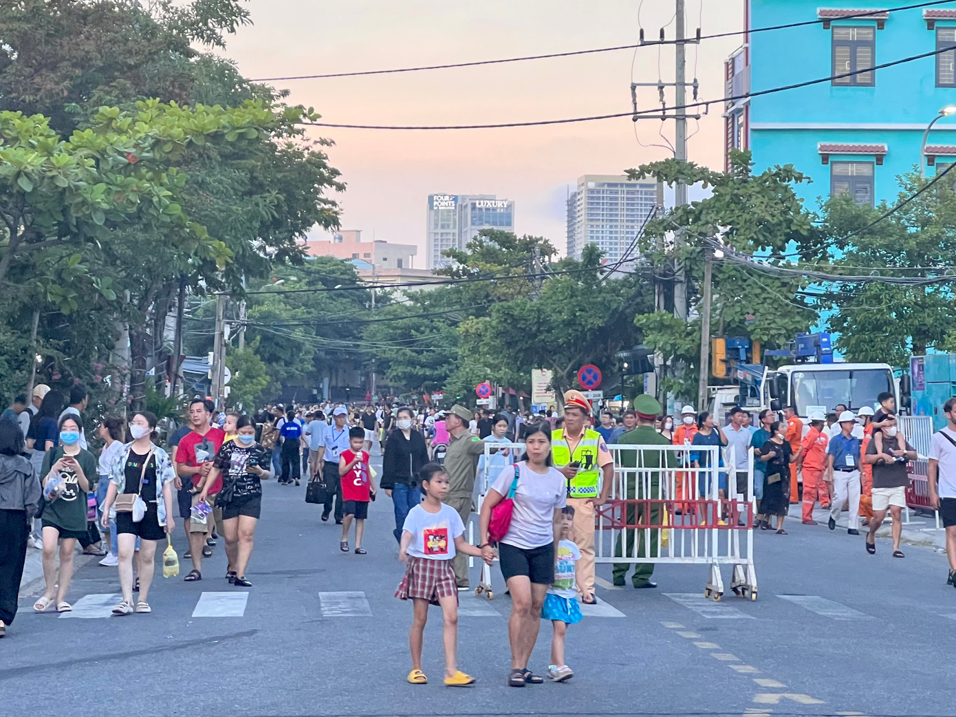 Để đảm bảo an toàn, lực lượng chức năng đã có mặt từ sớm tại tuyến đường để phân luồng, hướng dẫn người dân, du khách. Để đảm bảo an toàn, lực lượng chức năng đã có mặt từ sớm tại tuyến đường để phân luồng, hướng dẫn người dân, du khách.