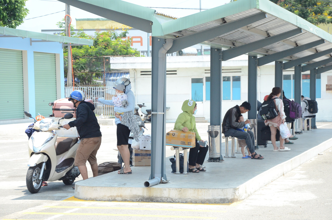 Những em nhỏ cùng gia đình quay lại Đà Nẵng sau lễ.