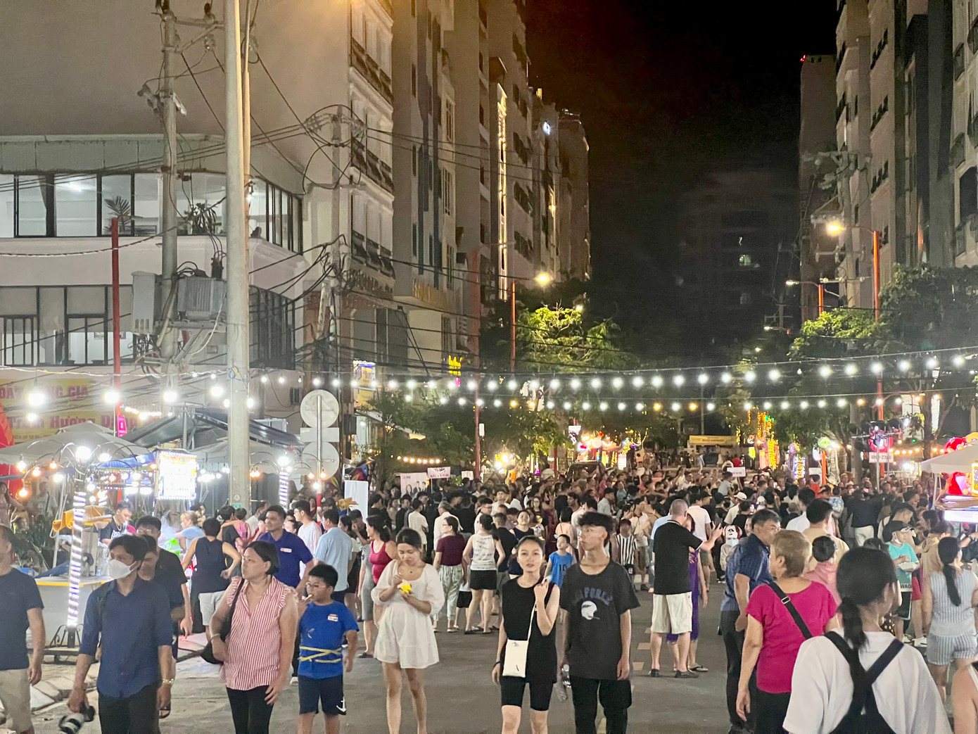 Anh Đinh Văn Đoàn, du khách Hà Nội cho biết: "Đến với chợ đêm An Thượng không phải mang theo quá nhiều tiền theo người, việc sử dụng mã QR dễ thanh toán hơn, thuận tiện hơn nhiều".