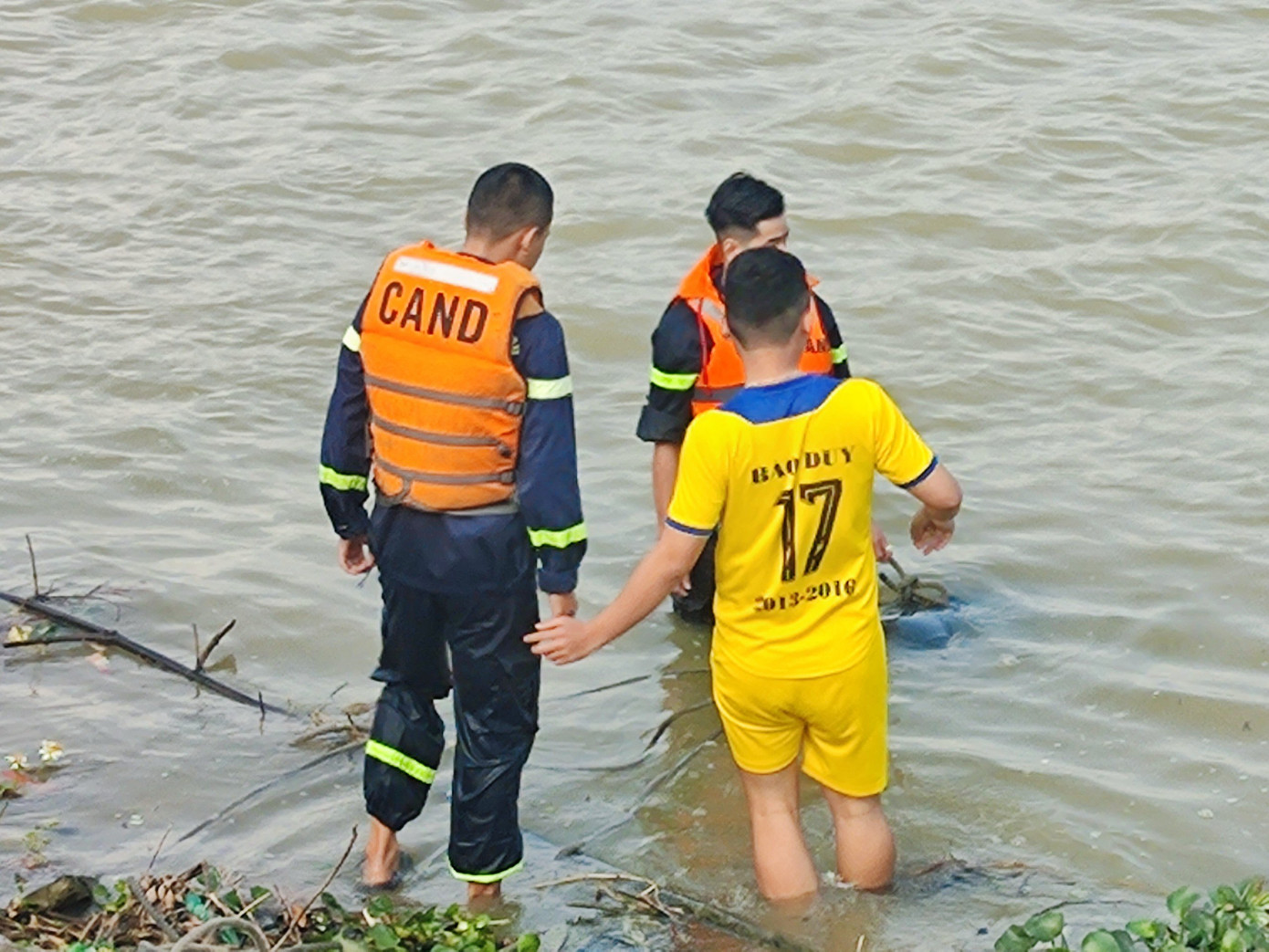 Hiện trường vụ án nơi nam thanh niên nhảy cầu. Ảnh: CACC. Hiện trường vụ án nơi nam thanh niên nhảy cầu. Ảnh: CACC.