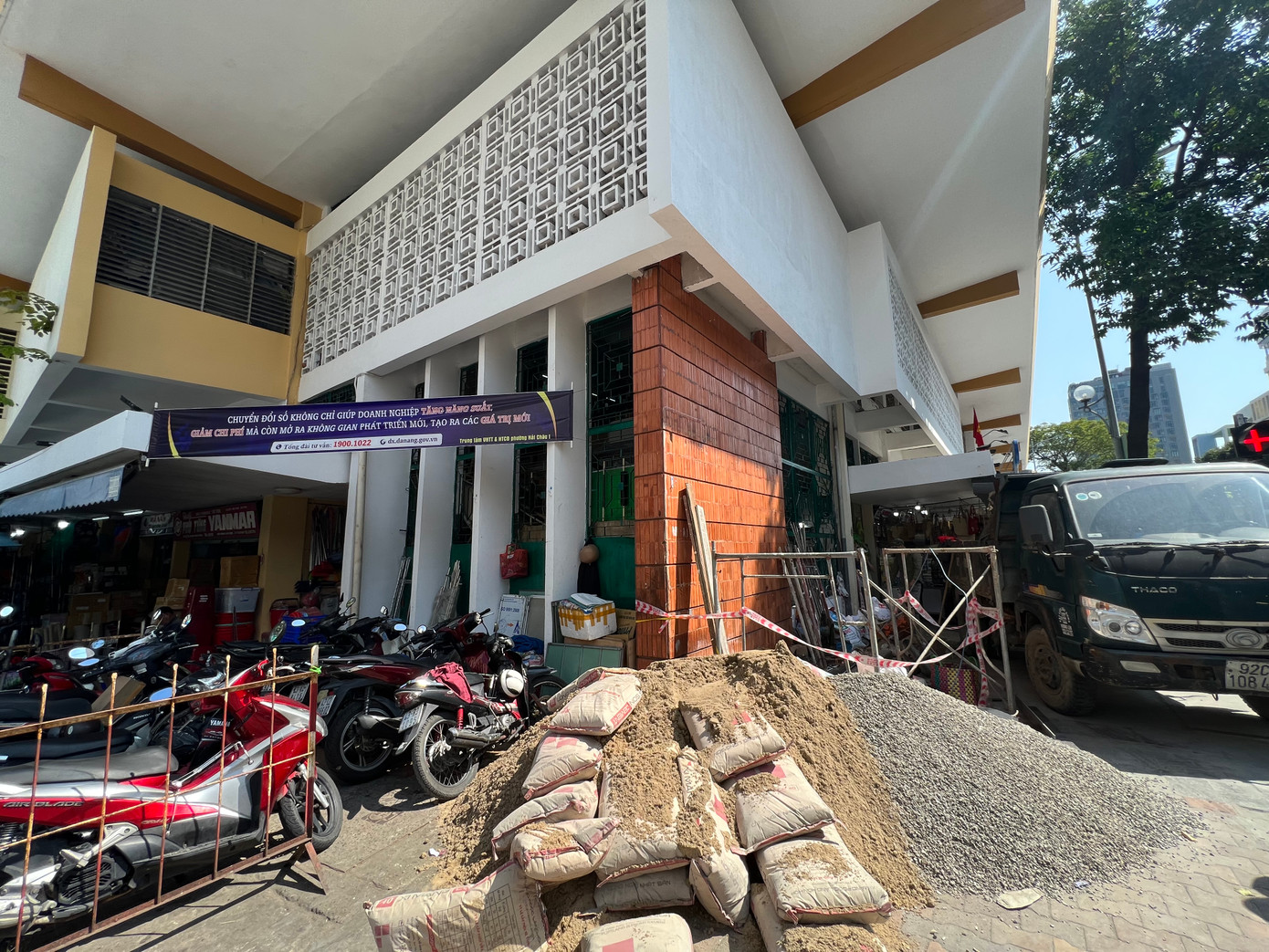 Một số mục nhỏ vẫn chưa được hoàn thành do lượng khách du lịch tham quan chợ Hàn tăng đột biến cả ngày lẫn đêm. Một số mục nhỏ vẫn chưa được hoàn thành do lượng khách du lịch tham quan chợ Hàn tăng đột biến cả ngày lẫn đêm.