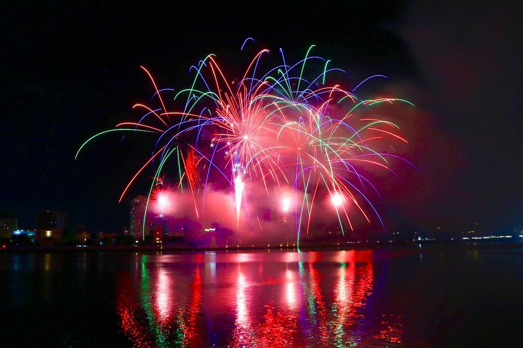 Với những hiệu ứng đặc biệt, đội Canada đã có phần trình diễn mang cảm hứng đầy lãng mạn về xứ sở lá phong xa xôi đến từ vùng Bắc Cực khiến khán giả phải trầm trồ.