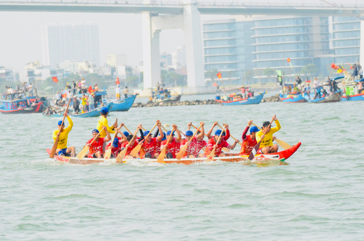 Sau khi nghe hiệu lệnh, các đội đua vận dụng kĩ thuật, chèo hết sức mình quyết chiếm vị trí dẫn đầu để tạo lợi thế. Ảnh: Thái Lâm.