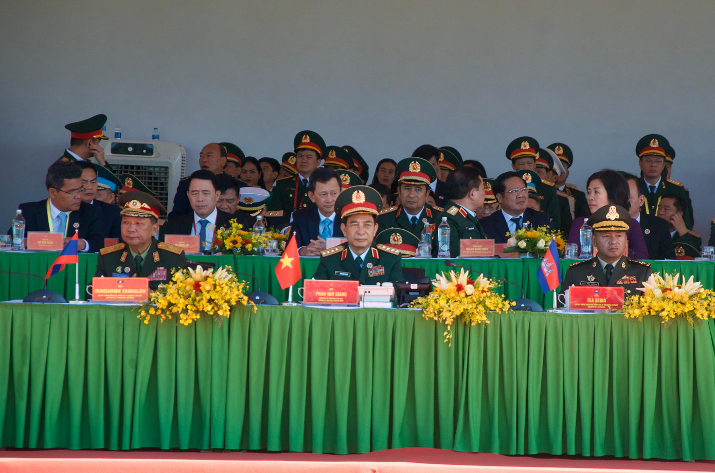 Các đại biểu chứng kiến buổi diễn tập quân y do ba nước phối hợp thực hiện.