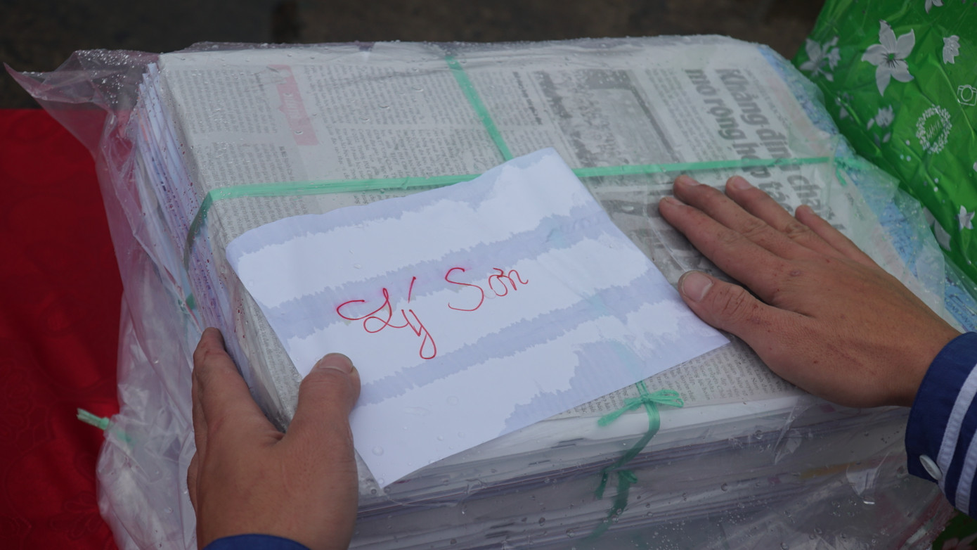 400 đầu sách là món quà tinh thần của cán bộ, công nhân viên và người lao động dành cho những người con của quê hương hưởng hương vị Tết và hơi ấm quê nhà. Ảnh: Thái Lâm.