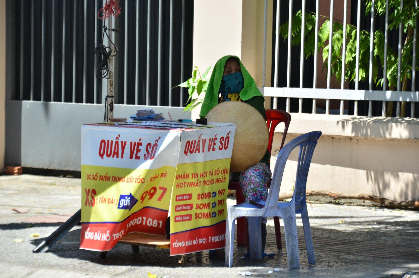 Những người bán buôn ngoài đường phải trùm khăn, đội nón trong khi người toát mồ hôi vì nắng nóng.