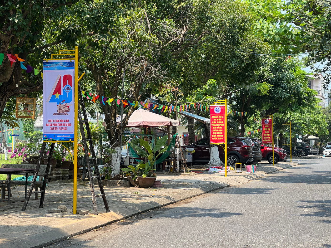 Những biển pano góp phần lấn chiếm vỉa hè