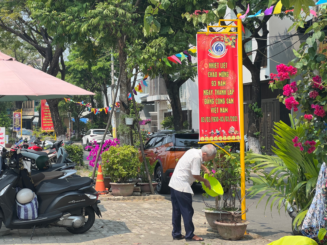 Đoạn đường Nguyễn Văn Thủ nối Đinh Công Tráng dài mấy trăm mét thuộc phường Thuận Phước có khoảng gần 20 cây cột pano tuyên truyền. Một người dân địa phương cho biết, những cây cột pano có chiều cao “khiêm tốn" như thế này được đặt thời gian gần đây nay trở thành cái bẫy đối với người tham gia giao thông.