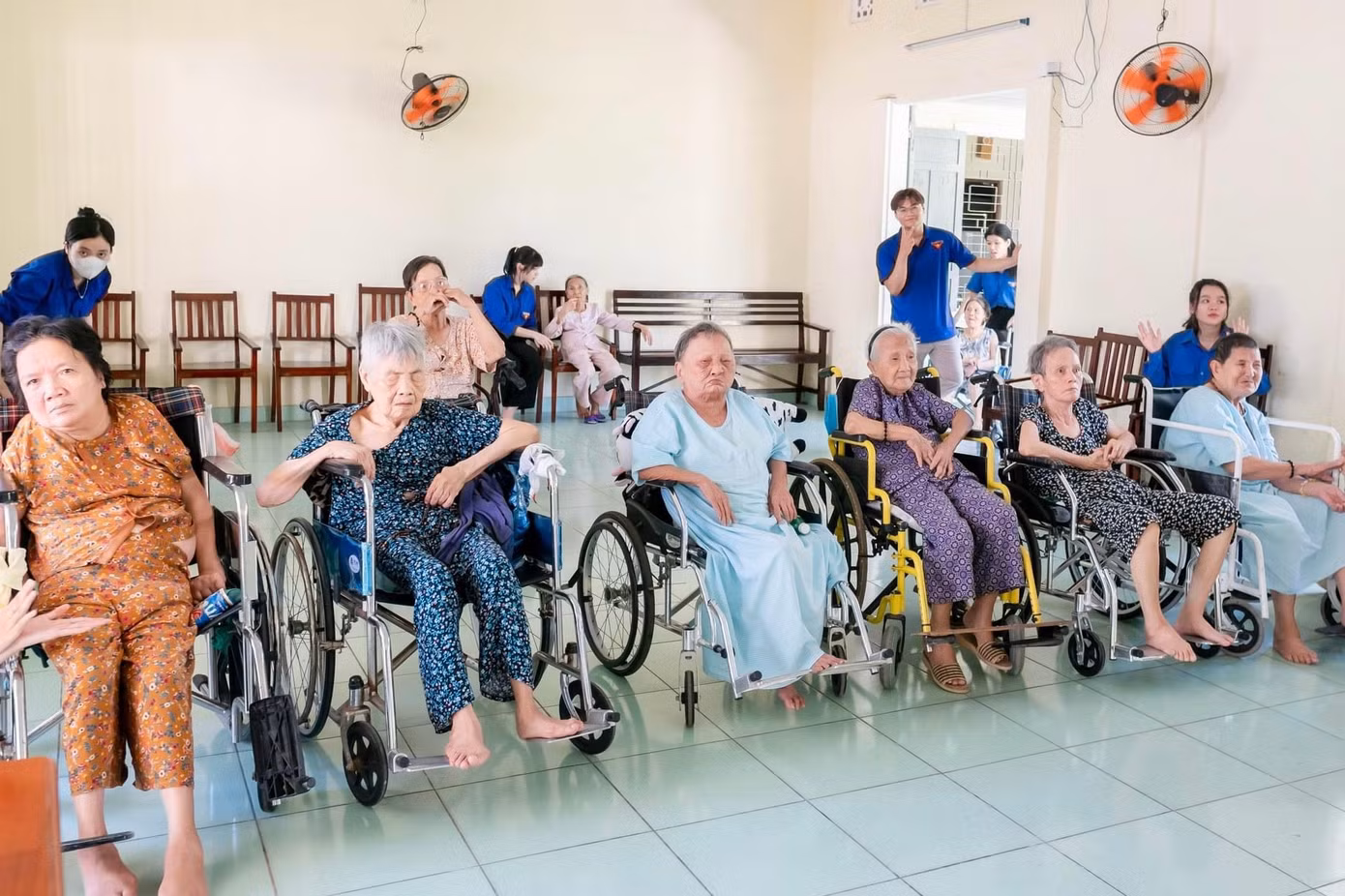 Đồng thời, Đoàn thanh niên trao tặng 25 suất quà cho các cụ, phụ dọn dẹp khuôn viên nhà ăn, chia sẻ, hỗ trợ các cụ ăn trưa tại ngày diễn ra hoạt động.
