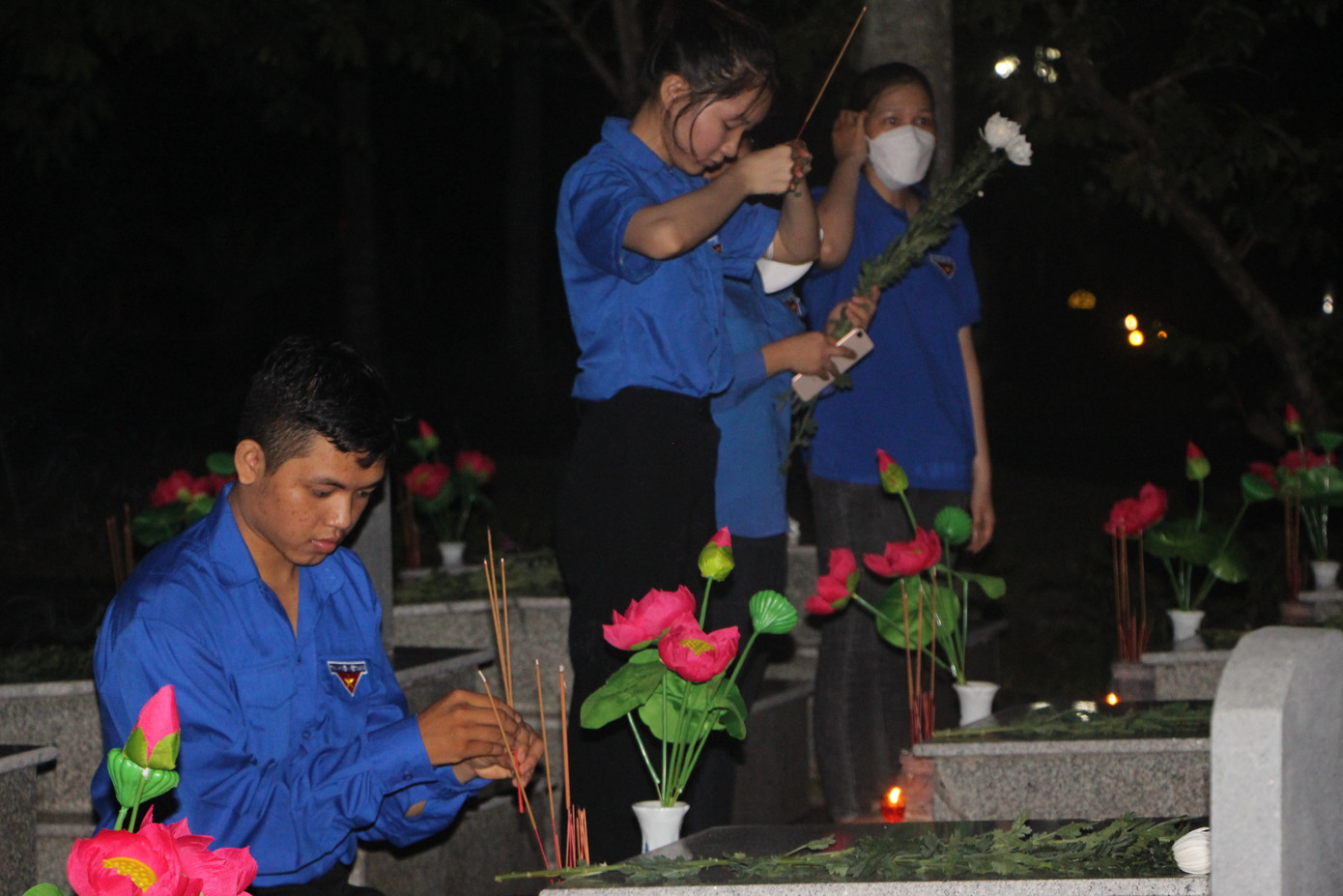 Hiện Quảng Ngãi hiện có 117 nghĩa trang liệt sĩ với trên 29 nghìn phần mộ liệt sĩ, được xây mới vào năm 1991. Riêng Nghĩa trang liệt sĩ tỉnh Quảng Ngãi có 384 phần mộ liệt sĩ; 78 phần mộ của cán bộ lão thành cách mạng, anh hùng lực lượng vũ trang nhân dân và lãnh đạo chủ chốt của tỉnh qua các thời kỳ.