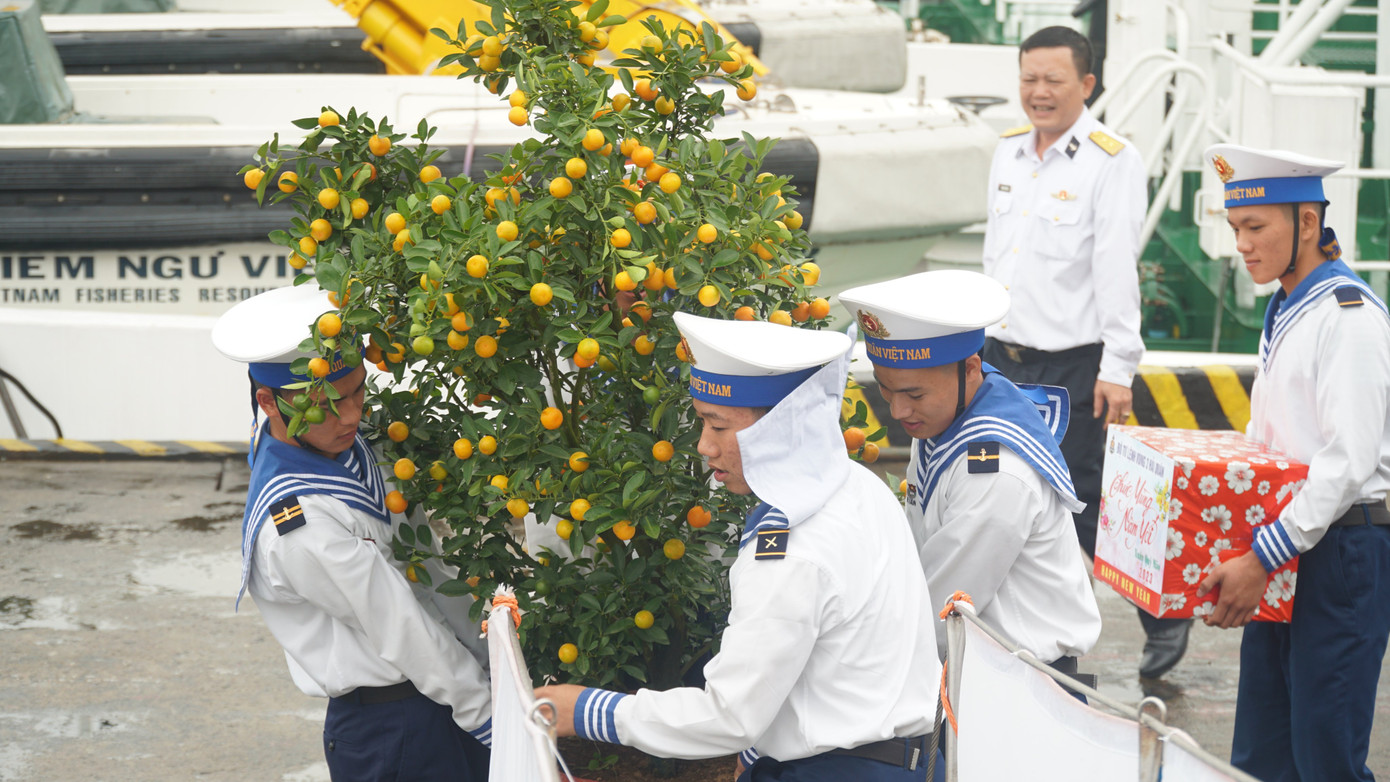 Theo đó, Bộ tư lệnh Vùng 3 Hải quân và cơ quan dân chính Đảng các địa phương đã chuyển hơn 6 tấn hàng Tết lên Tàu KN 390 gửi tặng quân và dân các huyện đảo Cồn Cỏ, Lý Sơn nhân dịp Tết nguyên đán Quý Mão 2023. Ảnh: Thái Lâm.