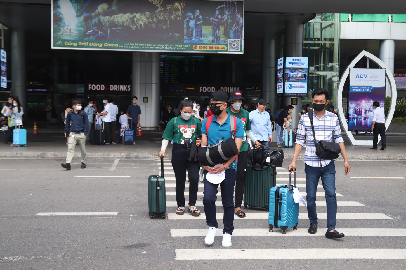 Thời tiết nắng nhẹ, nhiều hành khách thích thú khi đến với Đà Nẵng. Cứ vài phút lại có chuyến bay hạ cánh tạo nên không khí tấp nập.