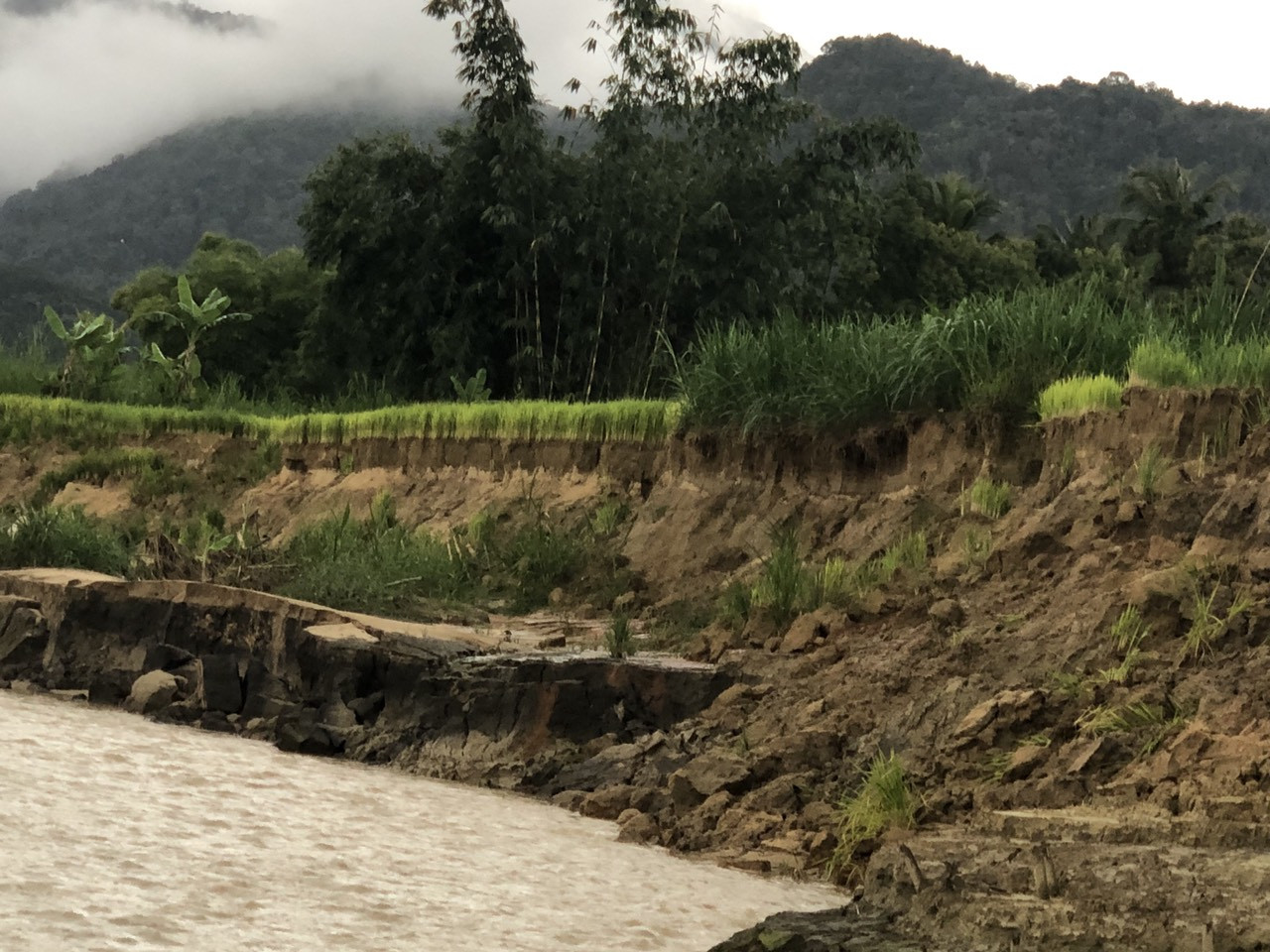 Một đoạn rộng khoảng 25m, cao 9m của đập thuỷ lợi Đăk Ngao 1 bị cuốn trôi. Ảnh: TH