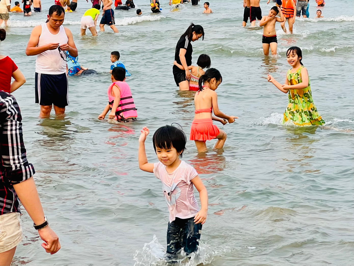 Đến với biển Đà Nẵng, người dân, du khách thích thú tận hưởng sự sạch sẽ của bãi biển và vui vẻ đắm mình trong làn nước biển mát lạnh.