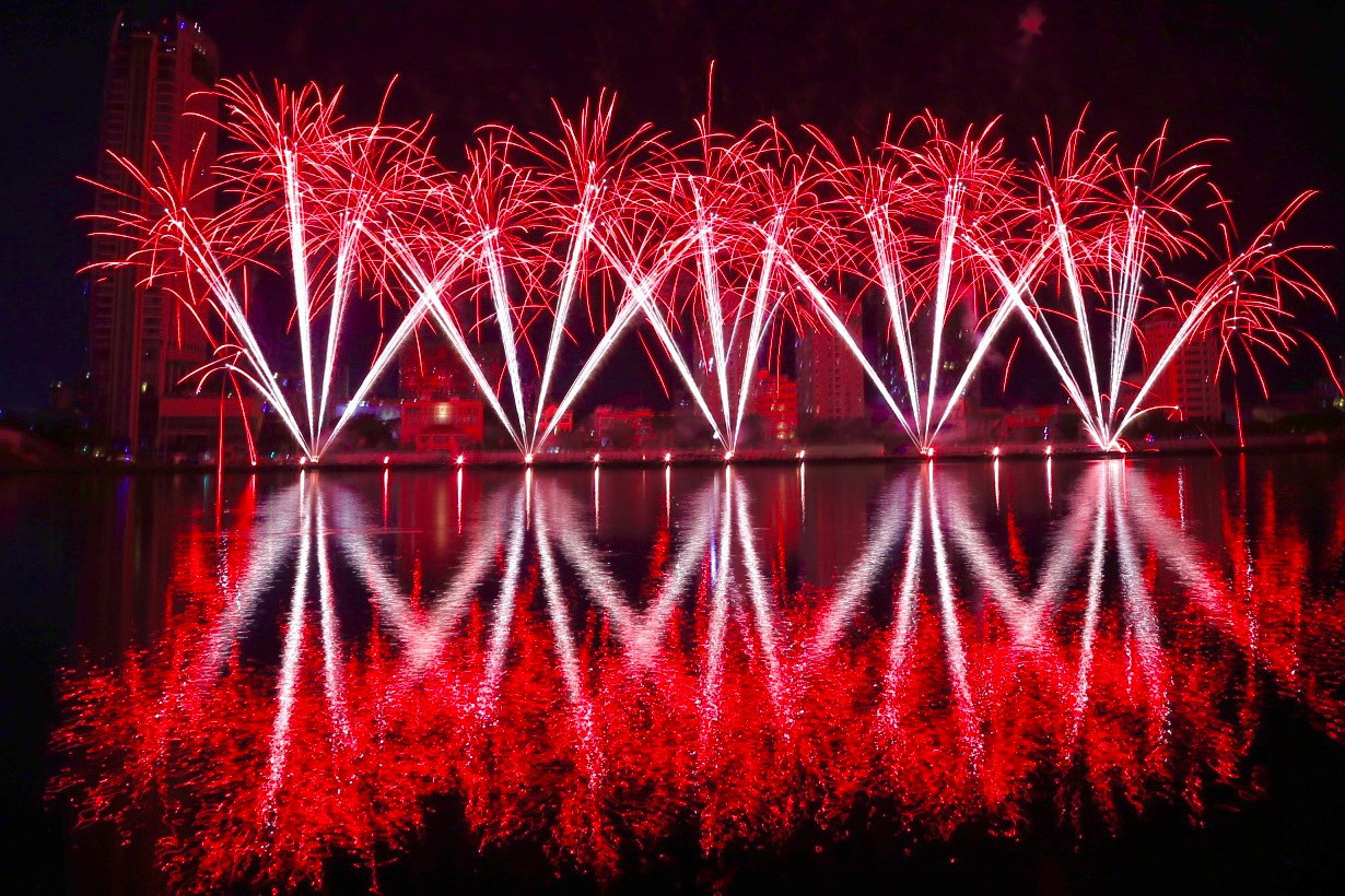 Sông Hàn rực rỡ màu sắc với màn pháo hoa.