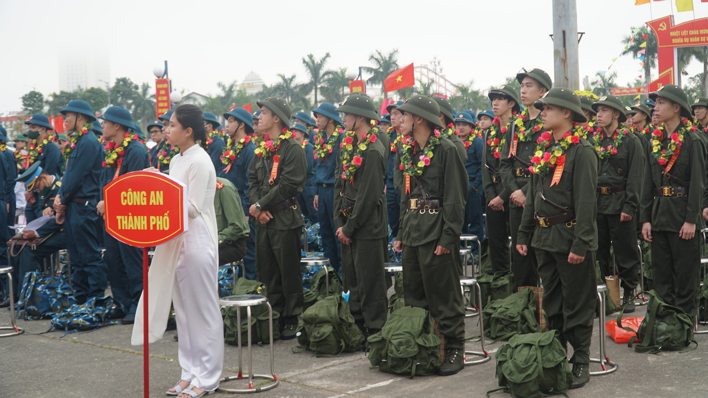 Cụ thể, quận Hải Châu 219 thanh niên; quận Thanh Khê 226 thanh niên; quận Sơn Trà 179 thanh niên; quận Liên Chiểu 179 thanh niên; quận Cẩm Lệ 171 thanh niên; quận Ngũ Hành Sơn 106 thanh niên và huyện Hòa Vang 225 thanh niên. Theo Đại tá Nguyễn Văn Hòa - Chỉ huy trưởng Bộ CHQS thành phố Đà Nẵng, năm 2023, trên cơ sở chỉ tiêu được giao, Bộ CHQS thành phố Đà Nẵng đã kịp thời tham mưu, chỉ đạo triển khai thực hiện nghiêm túc, chặt chẽ với phương châm tuyển tròn khâu, tuyển người nào chắc người đó; giao quân gắn với địa bàn động viên. Ảnh: Thái Lâm.