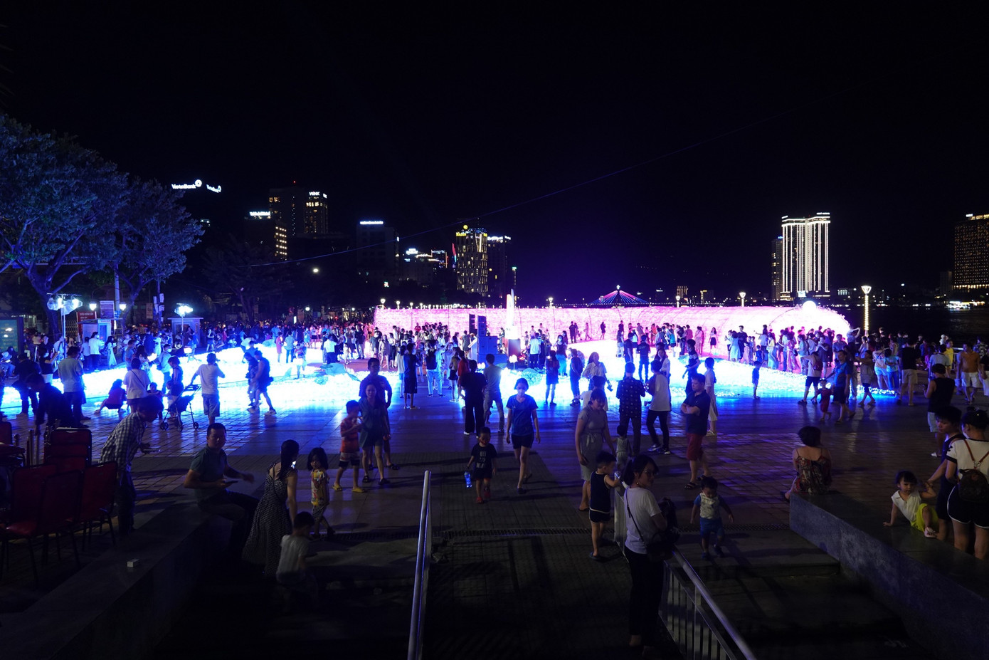 Ghi nhận sau hai diễn ra chương trình, mỗi đêm địa điểm này thu hút hàng nghìn lượt khách tới tham quan, check-in.