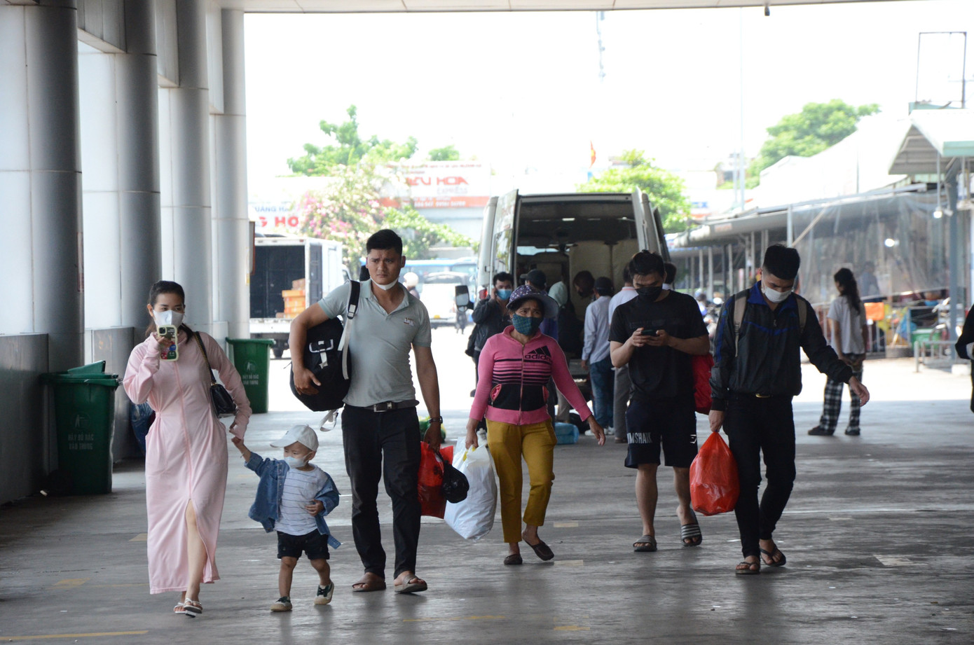 Ghi nhận tại Bến xe trung tâm TP Đà Nẵng, từ sáng sớm, hàng chục chiếc xe khách từ các tỉnh như Hà Tĩnh, Nghệ An, Thái Bình, Lâm Đồng...chở hàng trăm người dân trở lại thành phố. Ảnh: Thái Lâm.