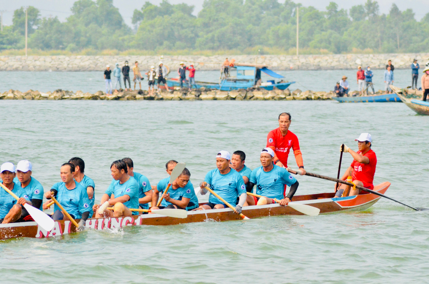 So với các năm trước, các đội đua năm nay đều mạnh, chiến đấu hết sức vì màu cờ sắc áo cho đội mình, tạo nên không khí sôi nổi, hấp dẫn. Ảnh: Thái Lâm.