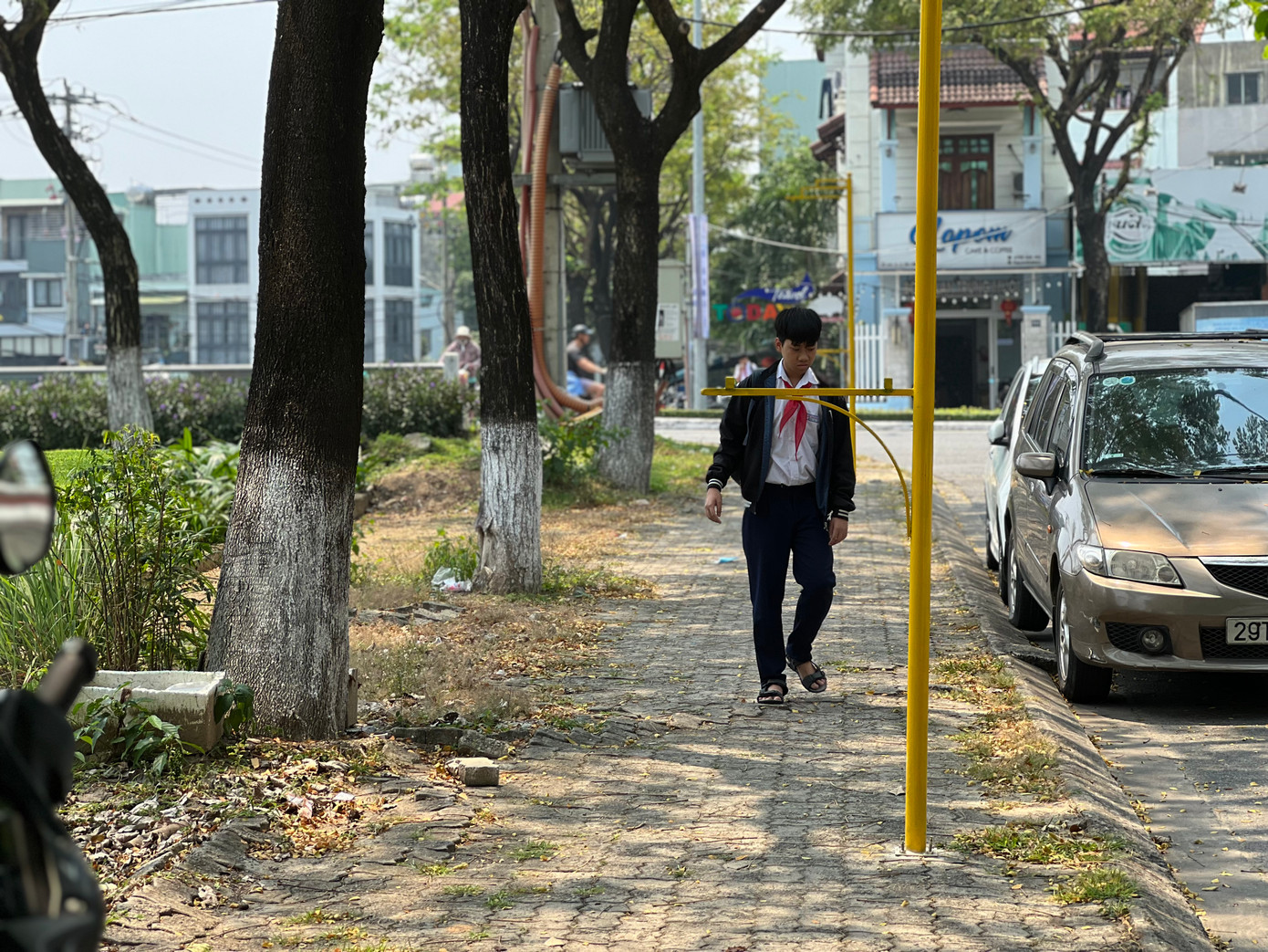 Đặc biệt khi những tấm pano bị tháo dỡ, thì khung sắt bên dưới đưa ra ngang tầm người, nhọn hoắt, và rất khó phát hiện với những người đi bộ trên vỉa hè.