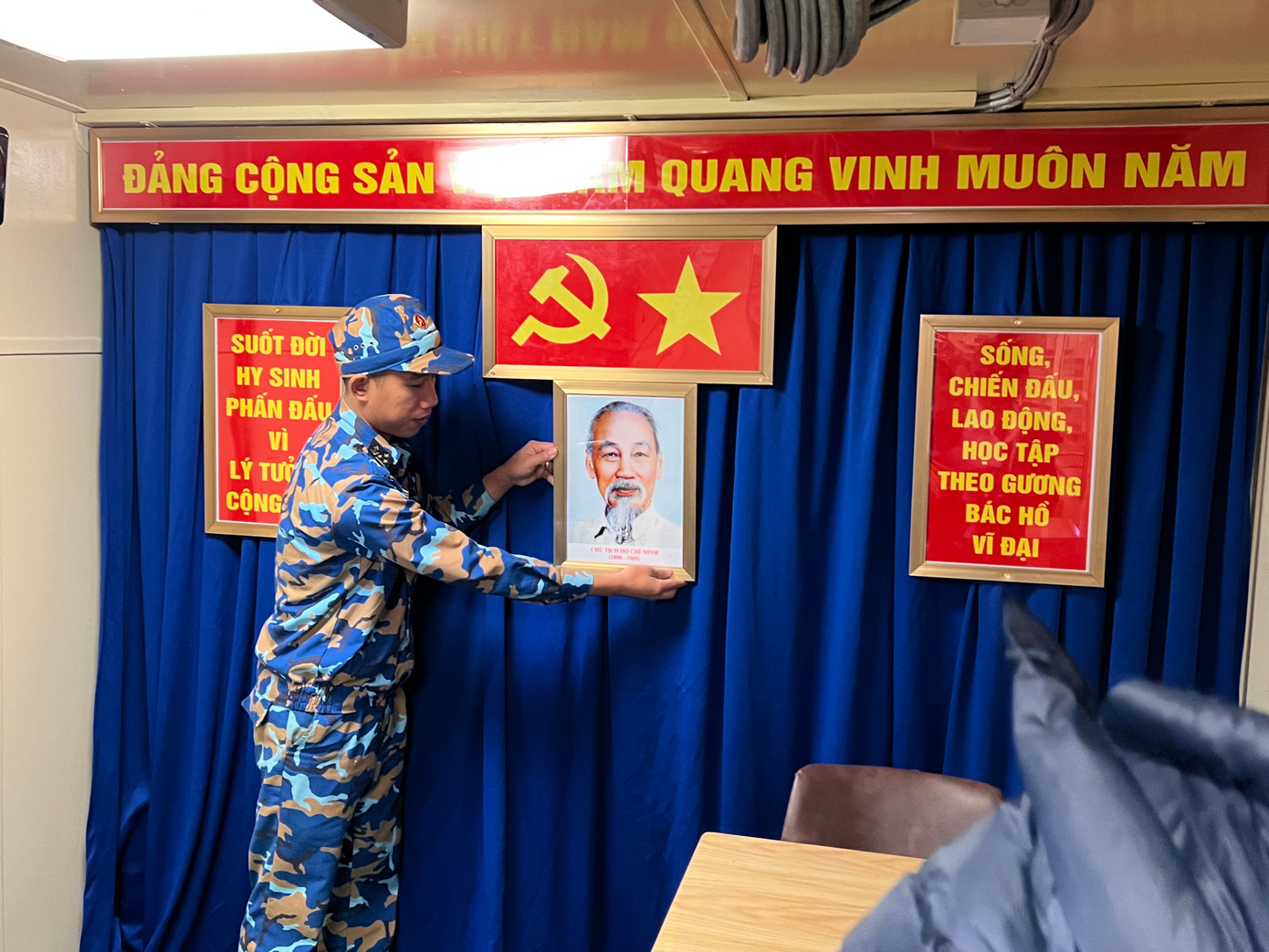 Ảnh Bác Hồ được đặt ở vị trí trang trọng nhất, màu cờ đỏ, ngay ngắn trong phòng đọc sách. Ảnh Bác Hồ được đặt ở vị trí trang trọng nhất, màu cờ đỏ, ngay ngắn trong phòng đọc sách.